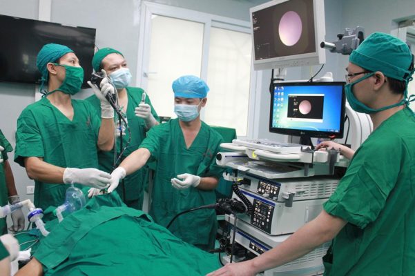 Chẩn đoán và điều trị ung thư phổi qua nội soi phế quản (2)