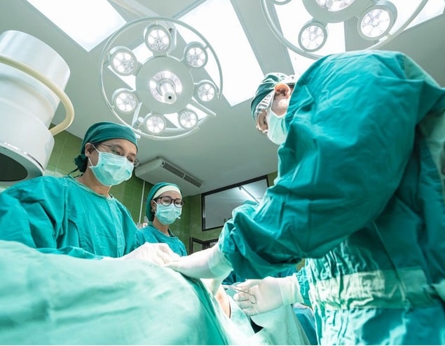 Phương pháp phẫu thuật được áp dụng cho người bệnh ở giai đoạn 1, 2 hoặc mới bước vào giai đoạn 3.