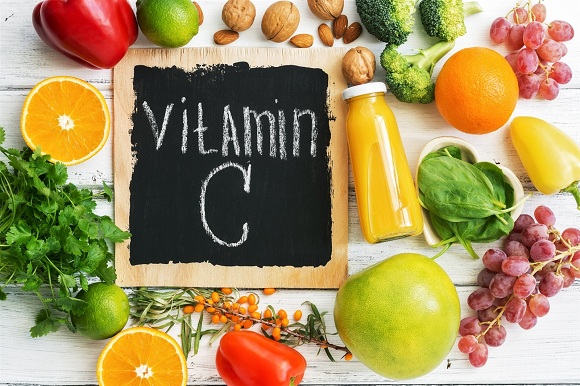 Vitamin C xuất hiện tự nhiên trong thực phẩm như trái cây họ cam, quýt